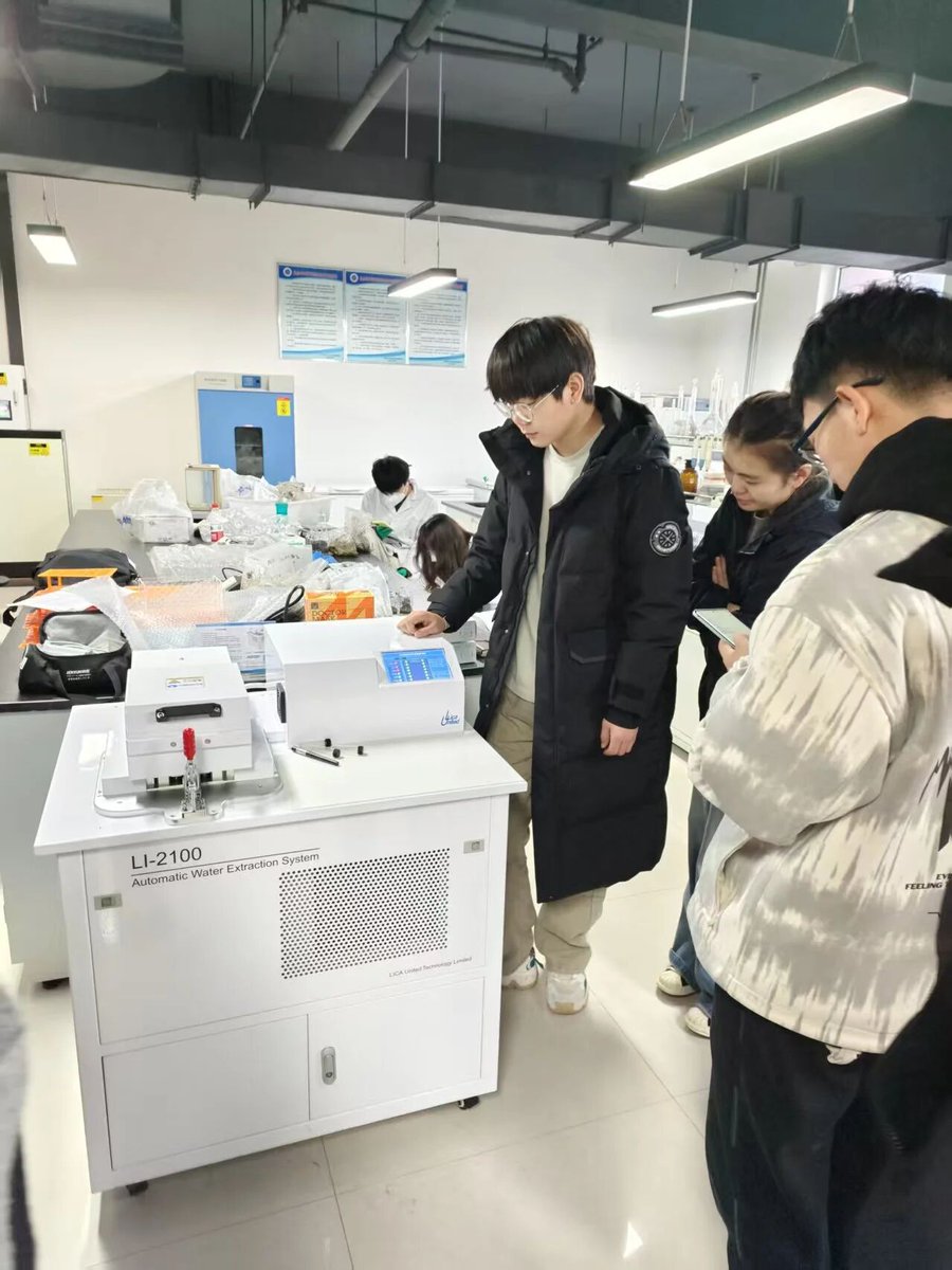LICA_United's tweet photo. The team from LICA visited Inner Mongolia University and successfully completed the installation and technical training for the LI-2100 automated plant and soil water vacuum extraction system for liquid water isotope measurement.

#WaterIsotope #LiquidWater #WaterCycle https://t.co/I75CargWTN