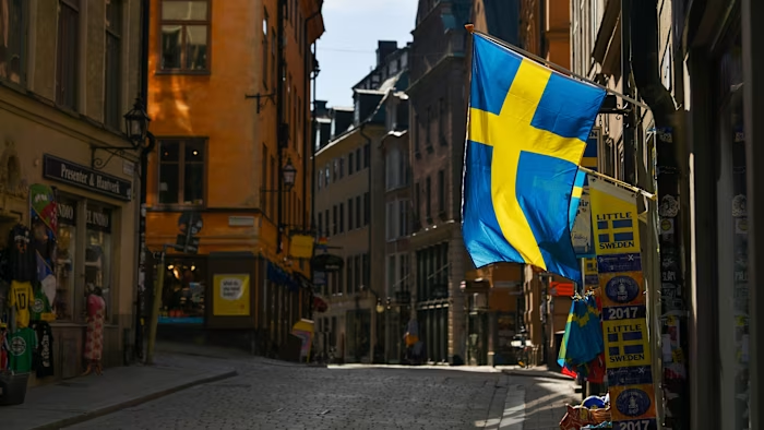 L_ThinkTank's tweet photo. [ 🇸🇪 SUÈDE ]

🔸 La Suède va durcir l’accès à la citoyenneté avec un délai porté de 5 à 8 ans de résidence, un revenu mensuel minimum d’environ 20 000 couronnes et un test de langue et de société, selon le gouvernement.

Les candidats ayant un casier judiciaire devront attendre davantage. La réforme doit entrer en vigueur le 6 juin.