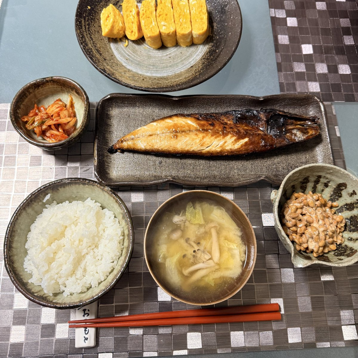 遅ばせながらムスコっち本日1校目の入試。の、勝負飯。母さんはサバ（DHA）を信じてる。

なんならりゅうじ信じてるぞ！

（りゅうじ本命受験前に受験生レシピやってほしい笑）

#息子のことは信じてない
#器は全部益子焼