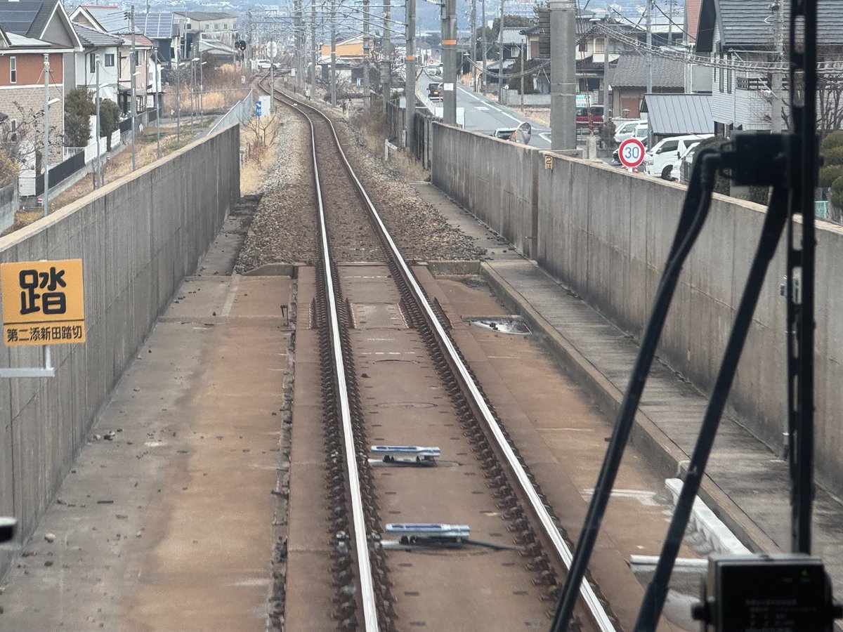 茶屋町-久々原間で
踏切標識と速度照査地上子が新設