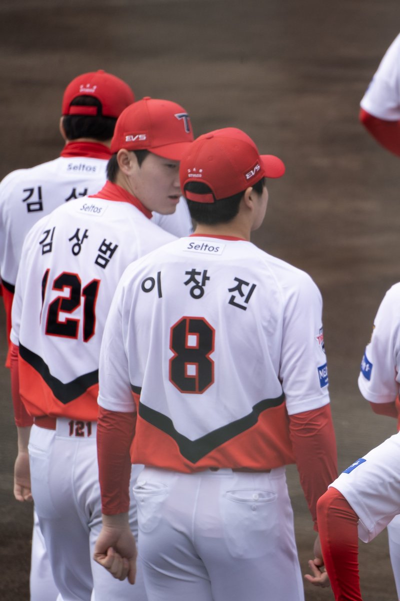 아놔 지금 봤는데 종혁이 첫날부터 홈 유니폼 안 챙겨서 이미터 이창진 탄생했잖어ㅜㅜ;;