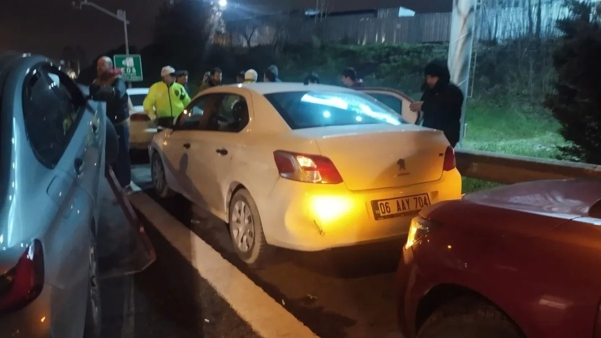 sondakikamcomtr's tweet photo. TEM Otoyolu'nda 8 araçlı zincirleme kaza trafiği kilitleti https://t.co/pLy5KE8JeJ https://t.co/PI41DmiwnR