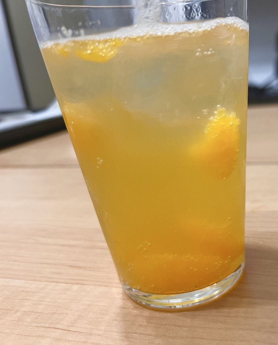 ドンキで売ってるコイツとウイスキーでみかんハイボールするとめちゃくちゃ美味くてですね🍊