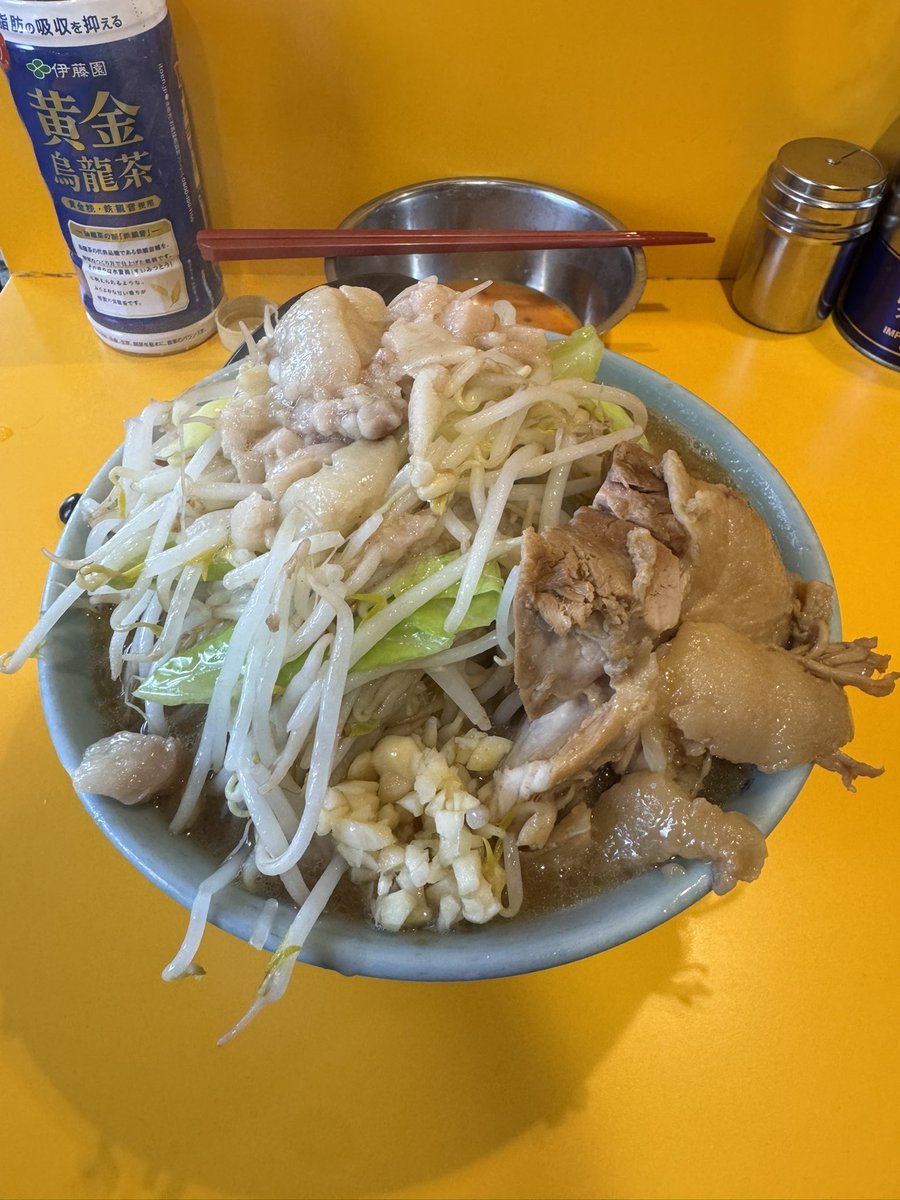 ラーメン二郎八王子野猿街道店2様
小ラーメン＋生卵

野猿二郎様を喰らいに！
ド迫力の見た目が最高
濃ゆいスープがしょぱうま
柔めのもち太麺もGood👍
豚も想像以上にでかいのがあって美味すぎた😋
二郎でしか感じれないワクワクはたまんないっす
ご馳走様でした🙏
