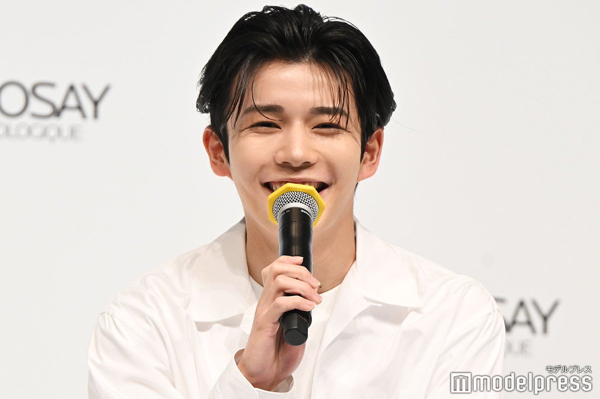 modelpress's tweet photo. 長尾謙杜、なにわ男子の美意識の高さに刺激
https://t.co/5cR22Brw5d

「日焼け止めはもちろん塗ってますし、日傘をさしているメンバーもいる。逆にメンバーから刺激を受けて、自分も頑張らないと、と思わされる」

「ラ ロッシュ ポゼ」トーンアップUV
アンバサダー就任発表会に登場👦🏻💛

#長尾謙杜 https://t.co/HHtU4LmTze