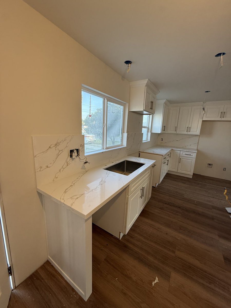 smartgekos's tweet photo. @realestatedude0 once said that the flips designed by his client's wife were no good. Turns out, a guy who did the project below with duplex outlets and “amazing” microwave location listened to his wife. https://t.co/YQTBRKcYr2