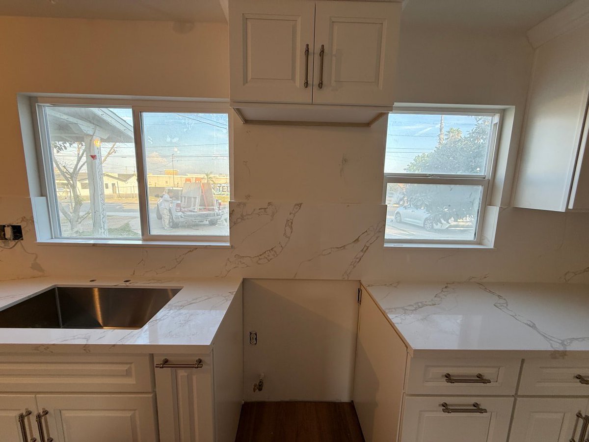 smartgekos's tweet photo. @realestatedude0 once said that the flips designed by his client's wife were no good. Turns out, a guy who did the project below with duplex outlets and “amazing” microwave location listened to his wife. https://t.co/YQTBRKcYr2