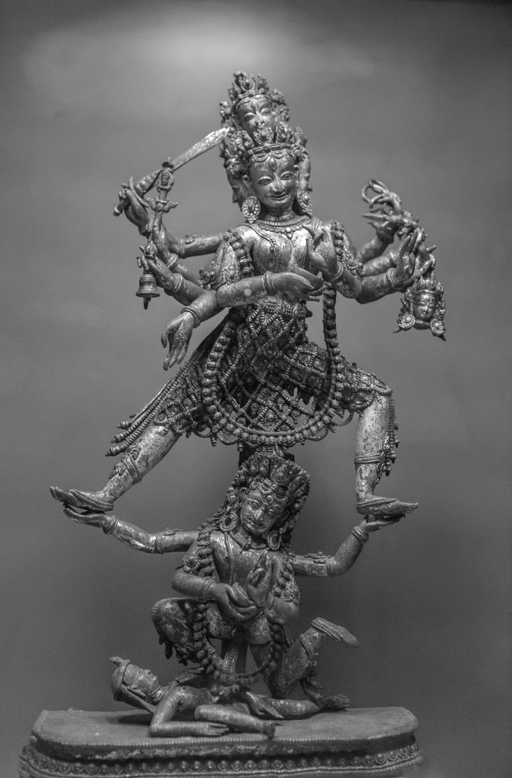 IshaC59815's tweet photo. kuladevīm vinā mantraḥ śuṣkaḥ
kuladevīm vinā pūjā niṣphalā

Without grace (anugraha) of one's Kuladevī, the mantra becomes hollow, sādhana loses grounding and the devatā withdraws protection.

Śrī Mātre Namah💗 https://t.co/eZ7e4Pdj4l