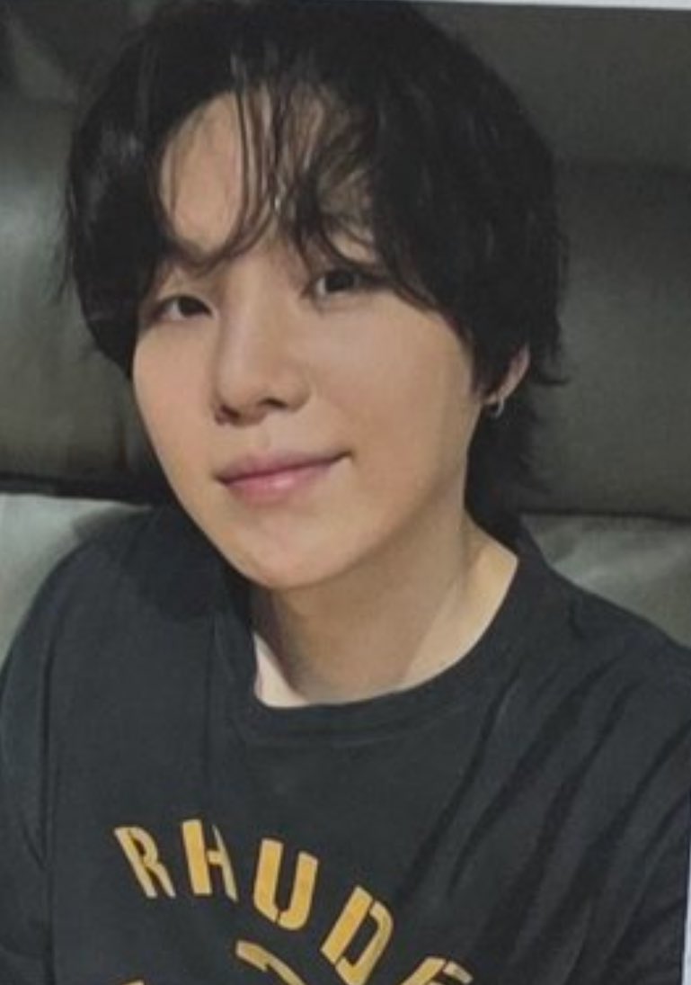 pensar que estas fotos estaban guardadas en los archivos de bighit mientras habían yoonginistas escribiendo su carta de suicidio porque extrañaban a yoongi y rogaban por una selca