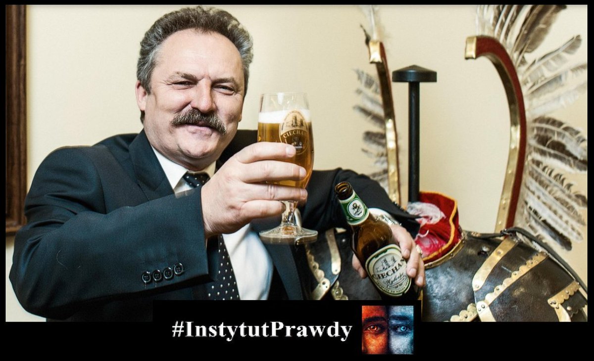 InstytutPrawdy's tweet photo. Jak Marek Jakubiak fałszował swoje listy poparcia kandydata na urząd prezydenta w 2020 roku.

W kampanii prezydenckiej 2020 roku Marek Jakubiak zaprezentował się jako człowiek sukcesu biznesowego, patriota i polityk niezależny. W zaledwie dziesięć dni dostarczył do Państwowej Komisji Wyborczej 140 tysięcy podpisów, liczbę, która wielu obserwatorom wydała się niewiarygodna. Sam kandydat mówił wtedy z uśmiechem, że „ludzie mu je przynieśli”. Dziś wiemy, że ta historia pachnie nie patriotyzmem, a zwykłą przestępczą machiną.

Fabryka fałszywych podpisów w bloku na Ursynowie.

Według relacji bezpośrednich uczestników procederu (doniesienia „Gazety Wyborczej” z kwietnia 2020 oraz późniejsze zeznania Mateusza Piepiórki w 2025 roku) listy poparcia nie zbierano na ulicach, piknikach czy w parafiach. Tworzono je masowo w wynajętych mieszkaniach.
Do pracy zatrudniano głównie cudzoziemców, Ukraińców, Białorusinów, a według niektórych źródeł także Rosjan. Zadanie było proste i dobrze płatne, przepisują dane z dostarczonych baz PESEL-owskich lub innych list ludności na oficjalne formularze poparcia dla Jakubiaka. Jedna osoba potrafiła „zrobić” tysiąc podpisów dziennie. Styl pisma nie musiał się zgadzać, w chaosie pandemicznym i przy olbrzymiej liczbie list, nikt nie miał tego szczegółowo weryfikować.

Organizatorem tej taśmy produkcyjnej miał być Mateusz Piepiórka, człowiek, który w 2020 roku blisko współpracował z obozem Jakubiaka, a w 2025 roku został pełnomocnikiem komitetu innego kandydata - Artura Bartoszewicza.

Przelew za przelewem – cena za „demokrację”.

Najmocniejszym dowodem, jaki pojawił się w przestrzeni publicznej, są przelewy bankowe.
Portal  https://t.co/giaMvWY7Tz dotarł do wyciągów pokazujących, że z prywatnego konta Marka Jakubiaka w 2020 roku wyszło około 100 tysięcy złotych na rachunek spółki Chris House – firmy, w której największym udziałowcem był właśnie Mateusz Piepiórka.
Około 1 zł za podpis – standardowa stawka na czarnym rynku list poparcia w tamtych latach.

Jakubiak konsekwentnie zaprzecza. Po pierwszych doniesieniach „Wyborczej” w 2020 roku pozwał gazetę w trybie wyborczym i przegrał w obu instancjach. Sąd uznał, że sprawa zbierania podpisów powinna podlegać kontroli społecznej, a artykuł nie był bezpodstawnym atakiem.
Po ujawnieniu przelewów i zeznaniach Piepiórki w 2025 roku padła klasyczna odpowiedź: „Będzie sprawa sądowa i będą musieli udowodnić te oszczerstwa”.
Tyle że śledztwo prokuratorskie w sprawie podpisów Jakubiaka z 2020 roku toczy się już ponad pięć lat. Do dziś nikomu nie postawiono zarzutów. Klasyczny polski standard w takich sprawach.

Fałszowanie list poparcia to przestępstwo z art. 248 § 1 Kodeksu karnego (fałszowanie dokumentów) w zw. z art. 270 KK oraz art. 191 Kodeksu wyborczego. Grozi za nie do 8 lat więzienia.
Marek Jakubiak nie tylko chciał zostać prezydentem – chciał to zrobić, oszukując reguły gry demokratycznej. Kupił sobie miejsce na karcie wyborczej, oszukał setki tysięcy wyborców, którzy myśleli, że widzą realną konkurencję, a de facto patrzyli na teatrzyk z gotowymi rekwizytami.
Do dziś nie poniósł za to żadnej realnej odpowiedzialności karnej.
A -to najgorszy wniosek z całej tej historii. W Polsce najwyraźniej można kupić 140 tysięcy podpisów, zapłacić za nie przelewem z prywatnego konta, a potem spokojnie kandydować do Sejmu i ponownie na prezydenta, bez żadnych konsekwencji.

Taka krucha i bezradna jest polska demokracja. 

#InstytutPrawdy