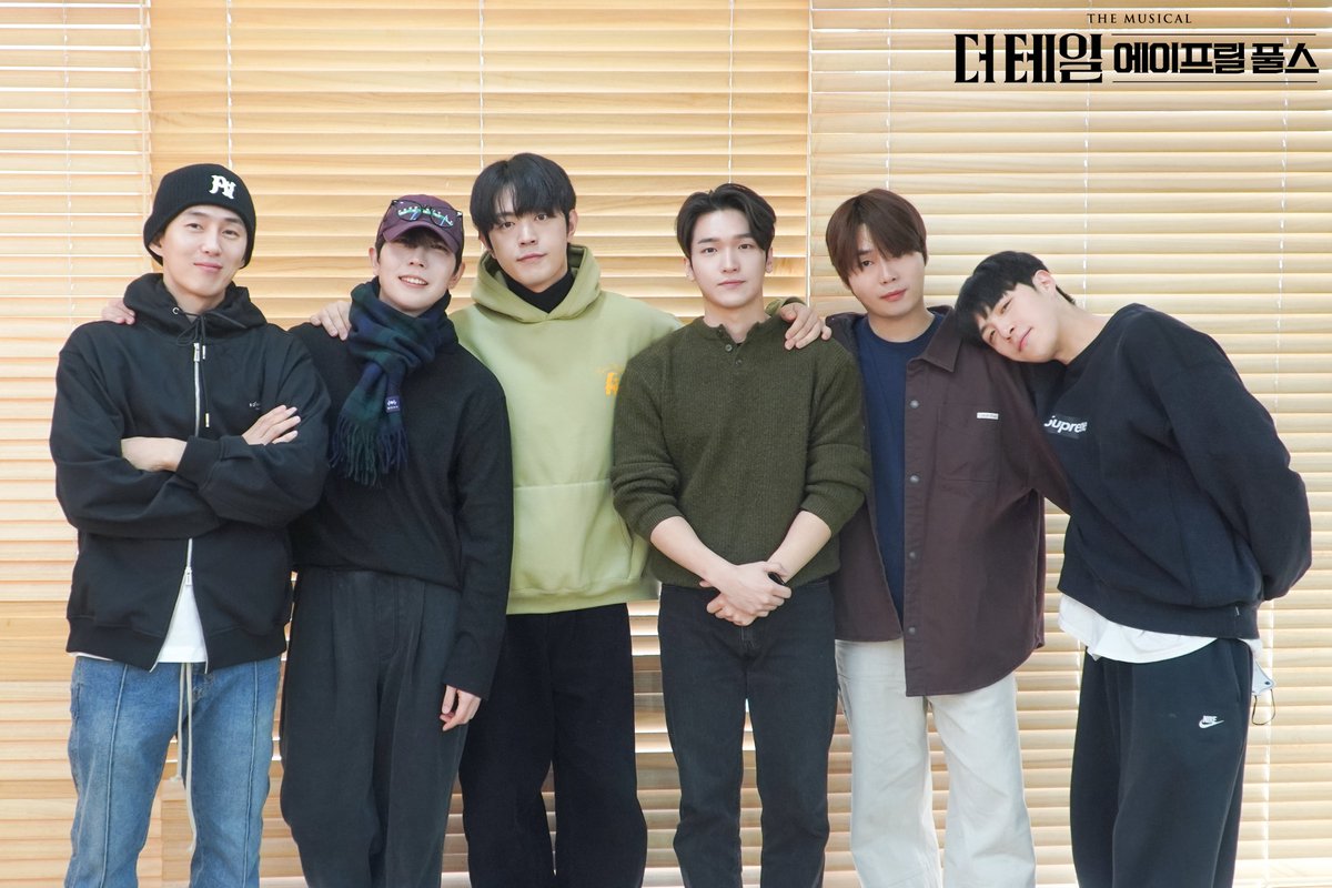 ㅣ✒️ㅣ #더테일에이프릴풀스

반가움과 설렘이 가득했던 첫 만남!
<더 테일 에이프릴 풀스> 상견례 단체사진 공개📸

뮤지컬 <더 테일 에이프릴 풀스>
2026.03.24-06.07
예스24스테이지 2관