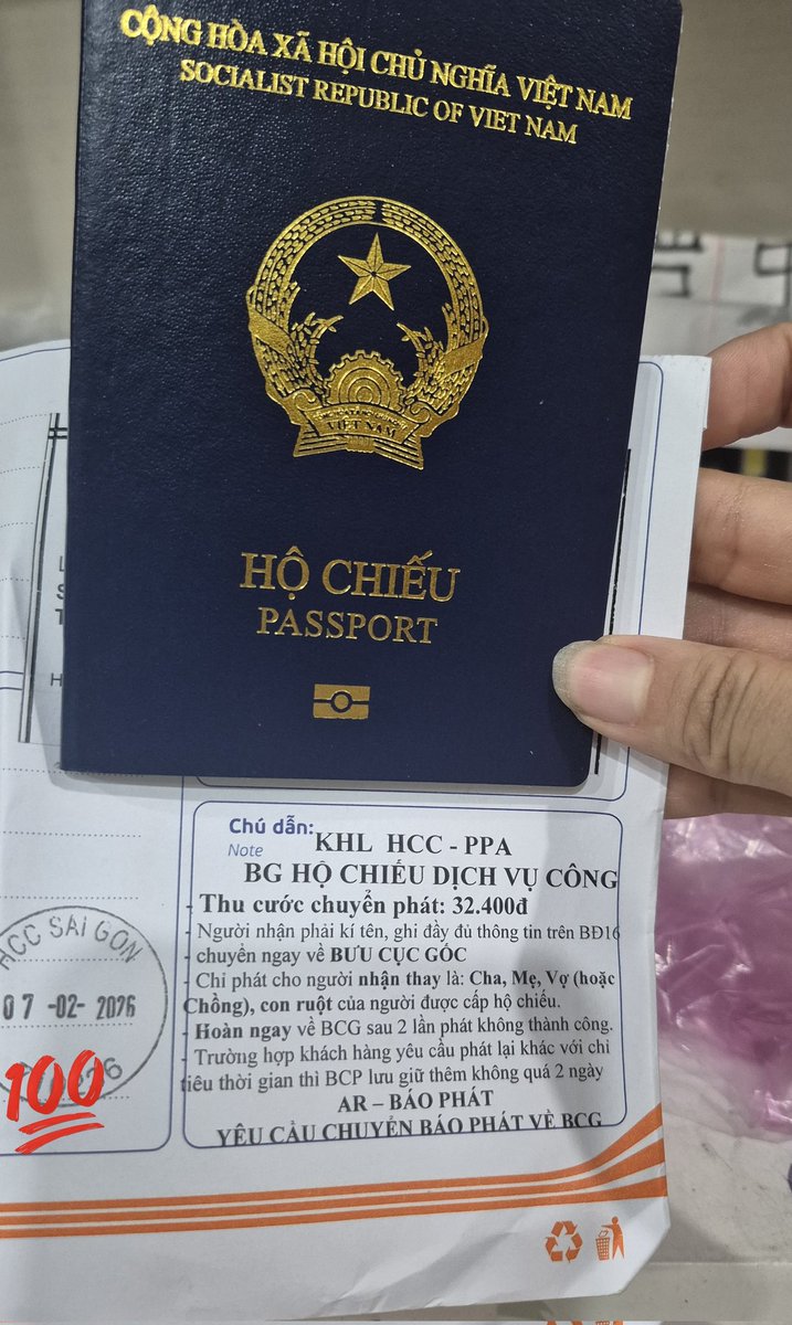 huha413's tweet photo. Tự làm hộ chiếu online và cái kết nhận được hộ chiếu sau 9 ngày mới thấy làm công dân số cũng nhẹ nhàng ghê 😊
Không cần xếp hàng, không cần chạy đi chạy lại. Chỉ cần chiếc điện thoại, vài thao tác là hoàn tất hồ sơ.
Mình điền thông tin cá nhân, thân nhân, tải ảnh cá nhân ở đây mình ra tiệm ảnh yêu cầu chụp ảnh làm hộ chiếu là người ta tự chỉnh theo kích thước chuẩn hộ chiếu, điền thông tin hồ sơ tiến lên từng bước thực hiện xong thấy yên tâm. Thông tin xong hết mình nhấn nộp, hồ sơ chuyển sang trạng thái "đã tiếp nhận". Sau 1 ngày tiếp nhận mình có thông tin thanh toán luôn. Thanh toán chuyển khoản online, mình cấp lại hộ chiếu đã hết hạn nên khúc này phí cần thanh toán có 100k thôi nè và trên hệ thống xác nhận thanh toán hẹn trả kết quả sau 7 ngày. 
Đến lúc hệ thống báo “đã xử lý xong – đang trả kết quả” là thở phào luôn .
Mình chọn nhận qua bưu điện, và đợi hộ chiếu được gửi về tận nhà với phí 33k. Từ khi bắt đầu nhập hồ sơ đến khi nhận hộ chiếu mất có 9 ngày .
Một trải nghiệm nhỏ nhưng làm mình thấy rõ:
khi dịch vụ công được số hóa tốt, người dân được tiết kiệm rất nhiều thời gian và công sức.