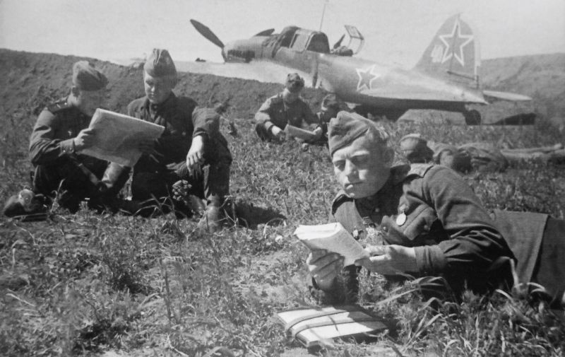 Летчики и технический состав советского 109-го гвардейского штурмового авиационного полка читают книги и газеты на аэродроме у самолета Ил-2.

1944
#WWII #WW2