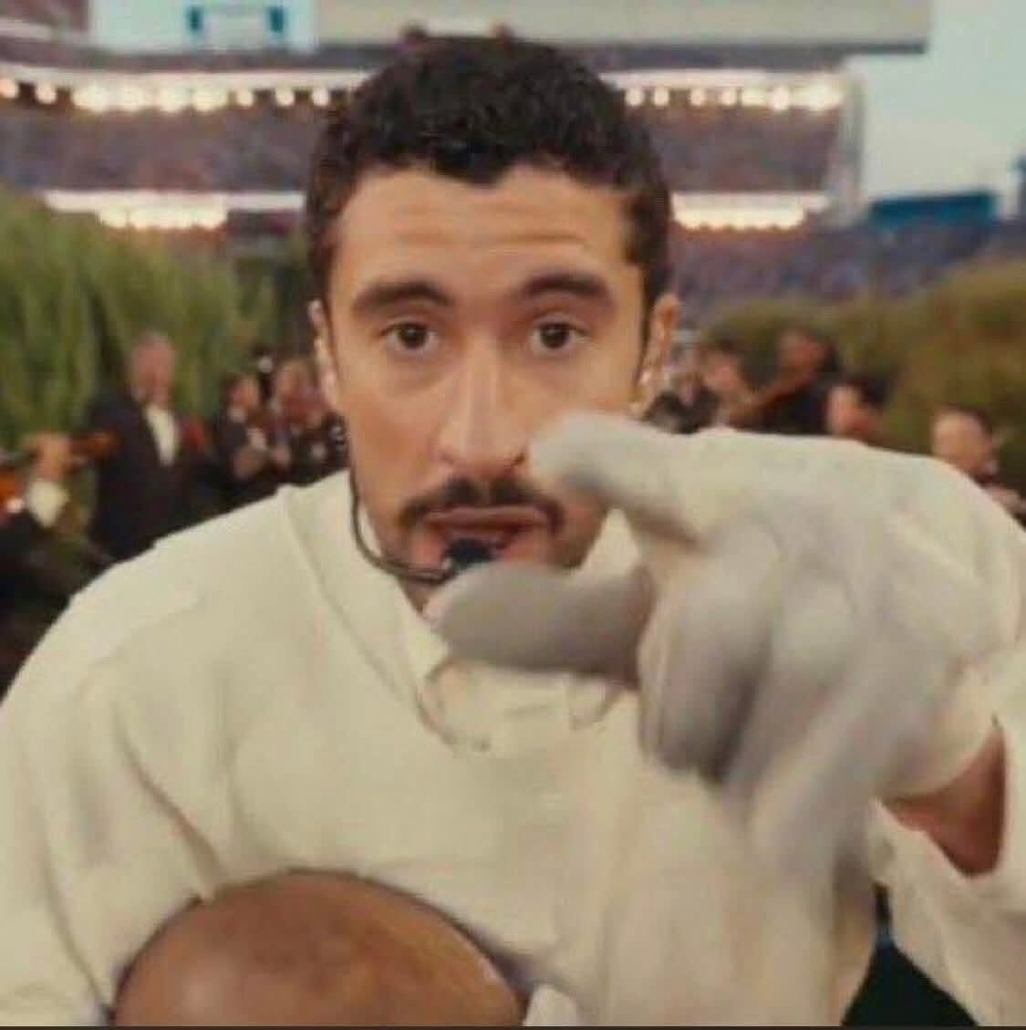 VerdeSelvah's tweet image. Bad Bunny: “Tú también     |           Yo
deberías de creer en ti…”     |