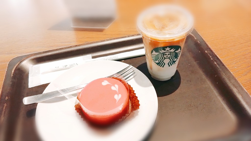 スイートミルクコーヒー
期間限定だけど常設してほしいくらいにはお気に入り🥛…ってことで飲みにきました。
普通のカフェオレじゃなくてバニラフレーバーなのと、ほどよく混ぜないで飲むと、甘い所とほろ苦な所で味が変わるのがちゅき。
ルビチョコはカシスのフィリングがいい感じだった💖🫰