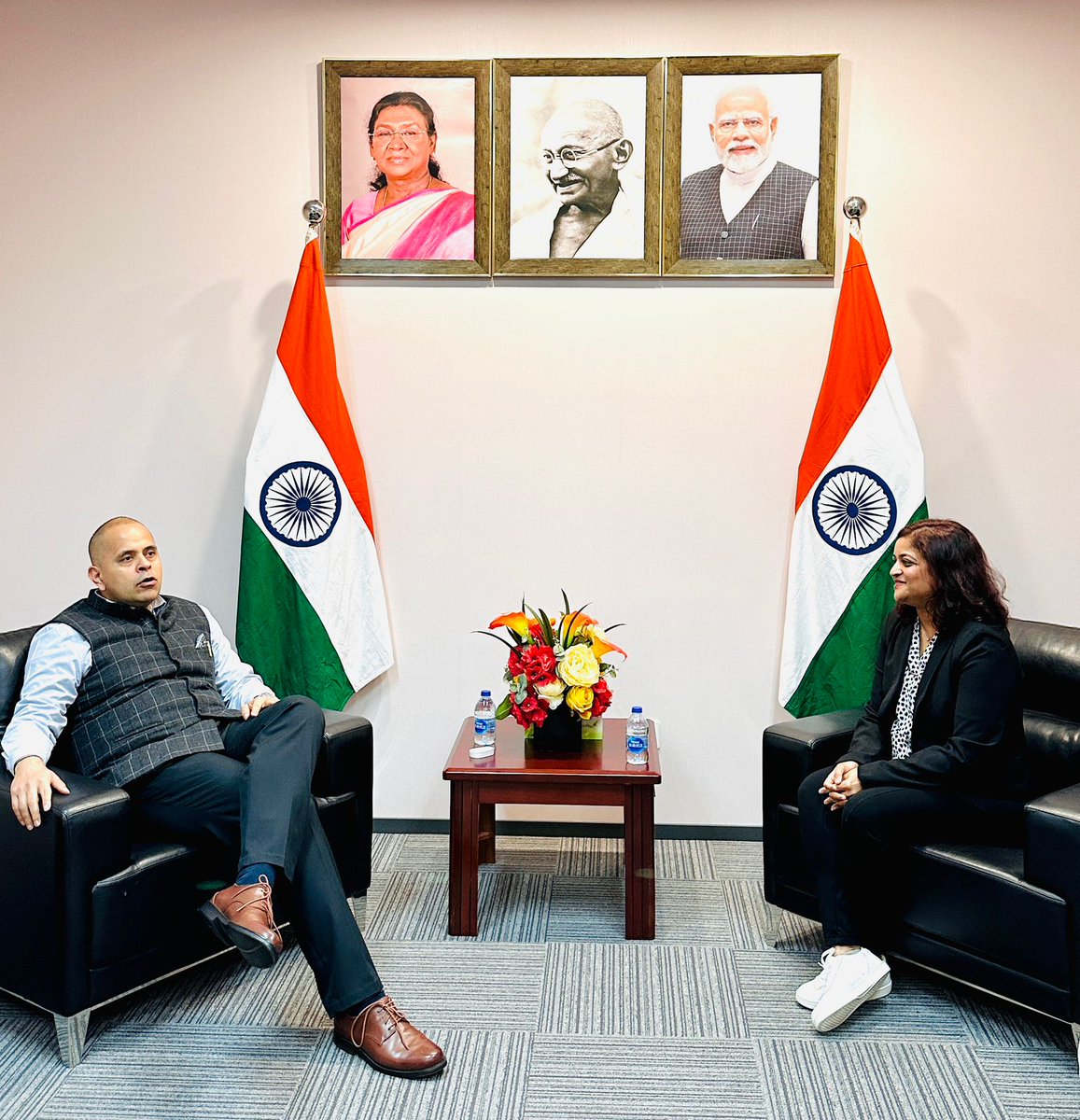 IndiaInShanghai's tweet photo. Strengthening Business Bridges! 🇮🇳🤝🌍

#WomenInBusiness 

CG @PratikMathur1 had a fruitful meeting with noted woman entrepreneur Smt. Monali Vasavada who has experience facilitating business exchanges for Indian companies across several of our global partners including UK and Australia.

➡️ The discussion yet again underlined India's deepening global strategic partnerships, procurement linkages and technological cooperation, leading to the building of resilient supply chains harnessing the best of global capacities. 💪🏽📈🙏🏽

@IndianDiplomacy @indiandiplomats