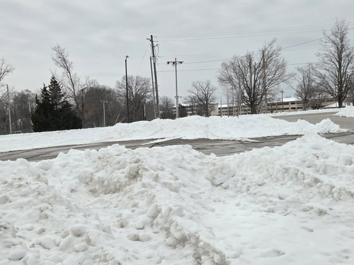 rolling_eagle's tweet photo. This is @FortKnoxKY idea of clearing snow from a parking lot. https://t.co/8w7KVEYq14