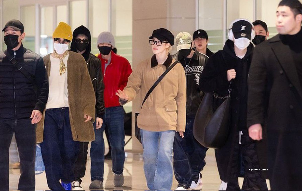 cathcuddle's tweet image. With all this chaos happening, there’s something in reality that antis and haters can’t change..that is,the boys will always protect Jimin. Have you seen how they put Jimin in the middle just to make sure that he will be protected bc of those online threats. Stay pressed bitches