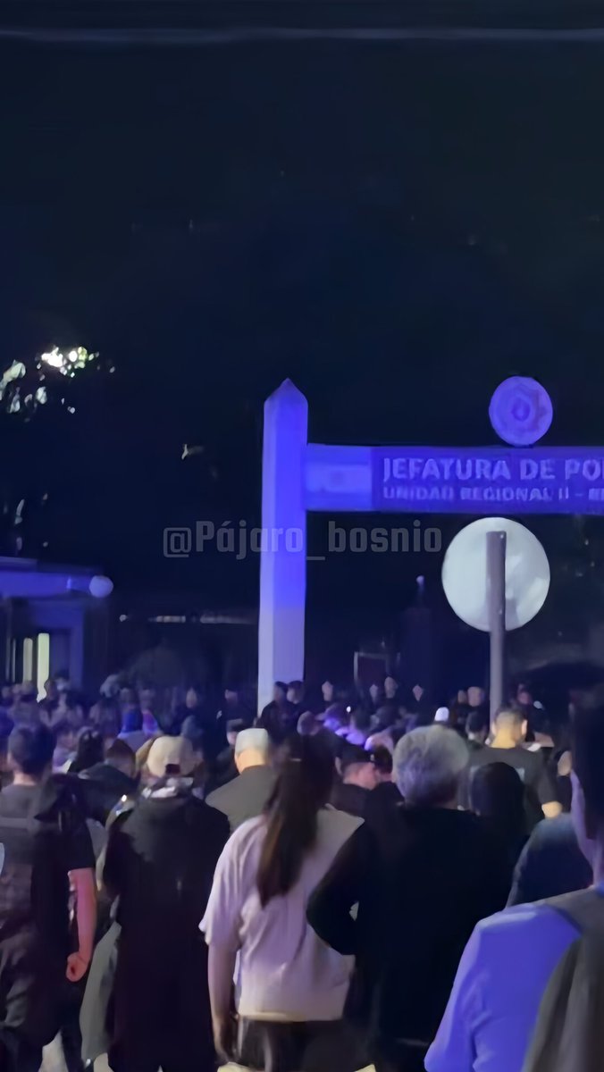 ⚠️ URGENTE ROSARIO ⚠️ 
Protesta de la policía de Santa Fe frente a la Jefatura. 

A pesar de los anuncios de la semana pasada del gobernador Pullaro y el ministro Cococcioni los efectivos volvieron a manifestarse esta noche junto con sus familiares para pedir mejoras salariales.