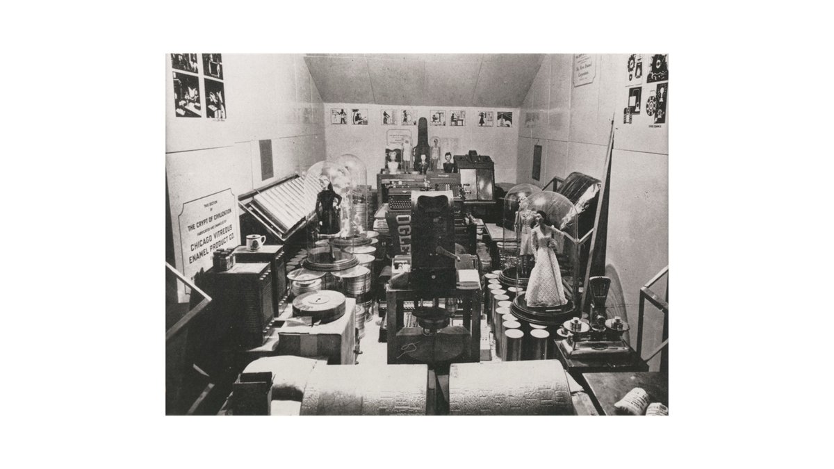 zatsugakuinu's tweet image. この部屋には金銀財宝は一切ありません。代わりに入っているのは、驚くほど「普通」のものばかりです。鉛筆、万年筆、缶切り、歯ブラシ、化粧品、財布、子どものおもちゃ、タイプライター、ラジオ、レジ、ミシン、トースター。要するに1930年代の家庭や職場を、そのまま切り取ったセットです。