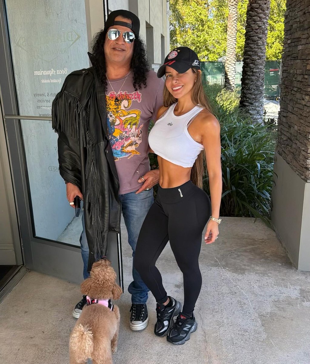 Yesterday in front of the Boca Aquarium in Florida, Slash stopped by and took a picture with a fan. 📸Jeniffer Mora