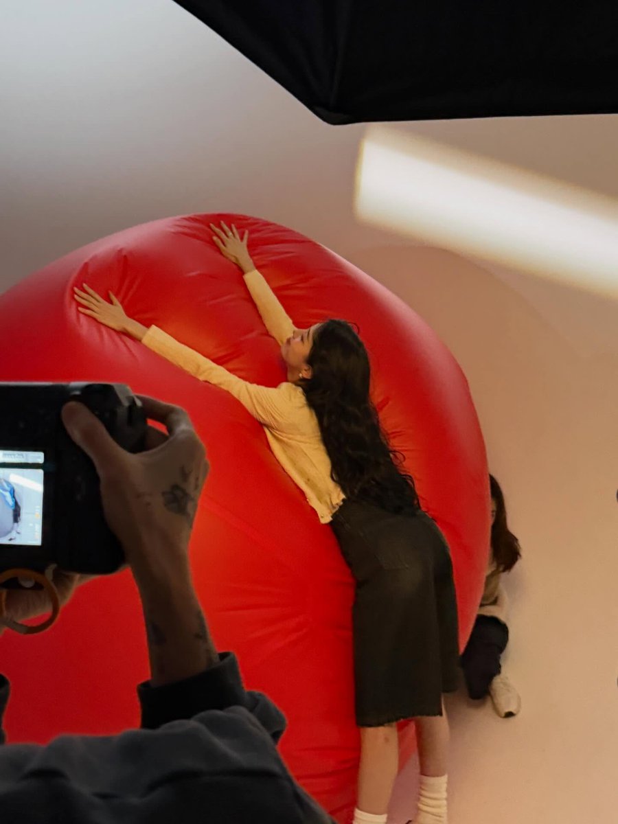 Behind the scenes of today’s photoshoot! 📸 Honestly, I’m snuggling into this giant red ball because I’ve officially hit my social limit for the day. 😩 If you need me, I’ll be right here, becoming one with the fluff. Final shots coming soon! Psst.. should I take the ball home?