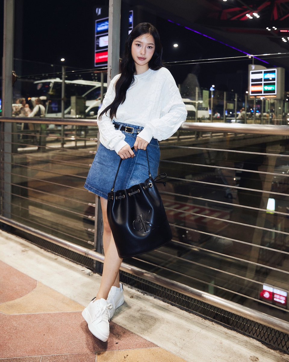 มิ้ลค์ พรรษา <a href="/panlyyy/">Milk (มิ้ลค์)</a> กับ Airport Look สุดเท่จาก CalvinKlein <a href="/CalvinKlein/">calvinklein</a> ก่อนออกเดินทางสู่มหานครนิวยอร์ก ประเทศสหรัฐอเมริกา ในฐานะแขกคนสำคัญของแบรนด์ เพื่อร่วมชม Calvin Klein Fall 2026 Runway Show ในวันที่ 14 ก.พ. เวลาเที่ยงคืน (ตามเวลาประเทศไทย)  แฟน ๆ