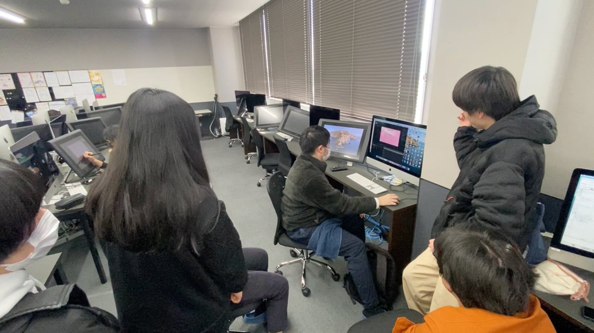 otasotsuten's tweet photo. ＼＼\ アニメーションコース/／／
アニメーションコースの制作も佳境です！
作成したカットをチームのみんなでチェック中。
やっぱり苦労して描いた絵が動くとテンション爆上がり⤴️⤴️です！！！

#OIBC卒業制作展2026
#卒制
#卒業制作
#アニメ制作
#アニメーション https://t.co/vY9vMYfp0g