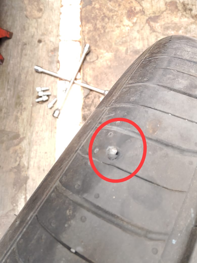 dariuschris's tweet photo. @PTJASAMARGA @RadioElshinta @NTMCLantasPolri Parah sih yang nebar paku, lacak min, kemarin pas lewat ada pickup putih berhenti pas di depan paku ga jauh... Logikanya kalaundia korban harusnya udah kelewat jauh sedangkan ini paling 10 meteran https://t.co/QTeb18uTwC