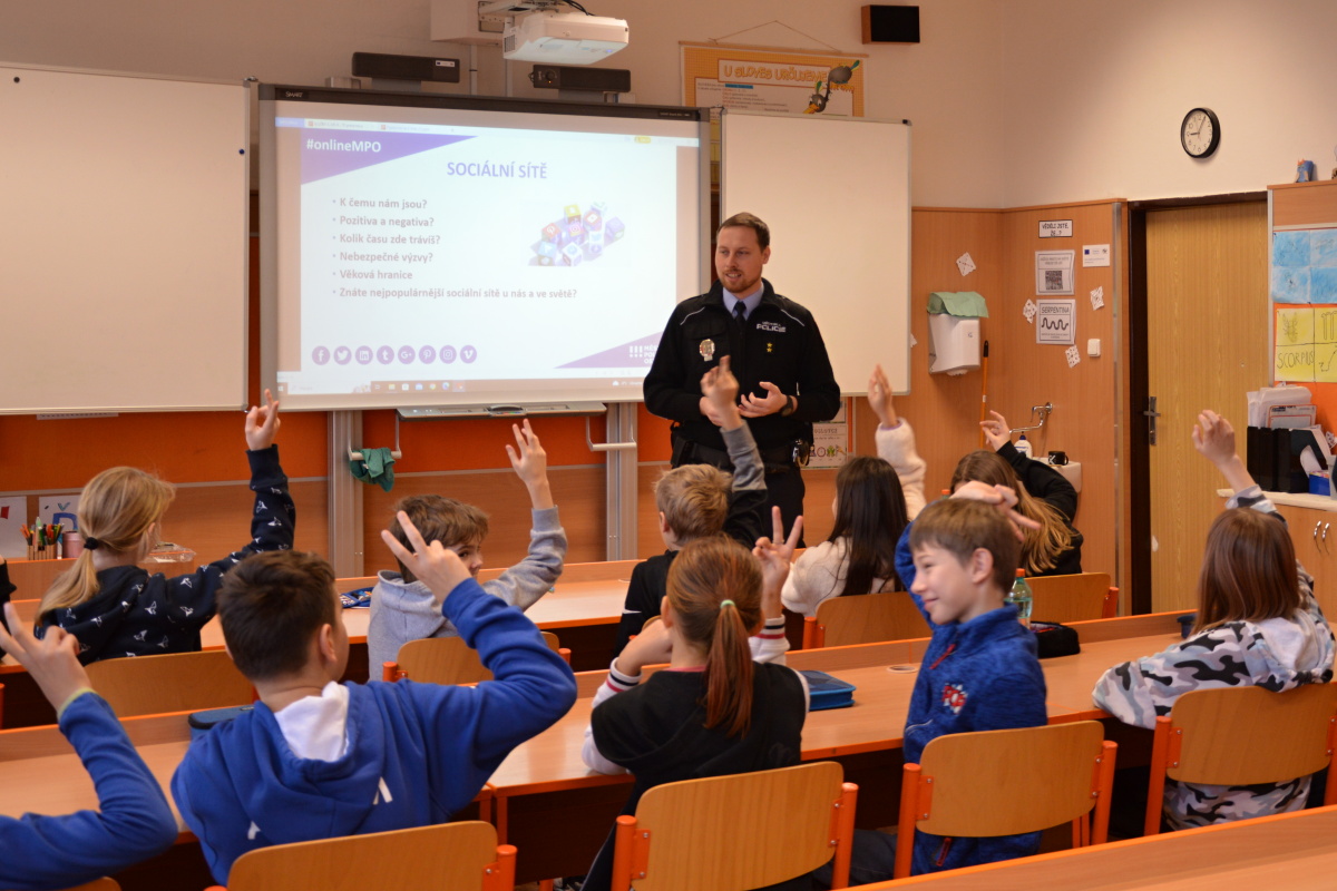 Tématem letošního Dne bezpečnějšího internetu je psychická pohoda dětí v kyberprostoru. Aby se děti na internetu cítily bezpečně, věnují se strážníci prevenci v online prostředí ve svých besedách průběžně po celý školní rok.
Více informací zde↘️1url.cz/FeMca