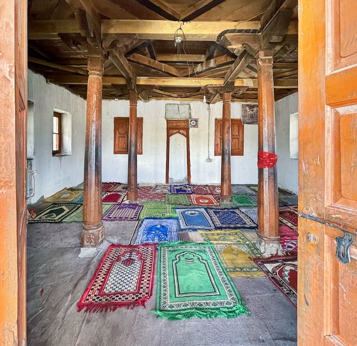 دنیا کی سب سے الگ تھلگ مسجد ہے۔  یہ مسجد 1327-1328 حجری کے آس پاس حضرت امیر کبیر سید علی ہمدانی نے  تعمیر  کروائی۔ یہ وادی خپلو، بلتستان میں واقع ہے۔ یہ مسجد اب بھی ایک دور دراز روحانی مقام کے طور پر استعمال میں ہے۔
<a href="/wasimehmd/">Waseem Ehmad</a>