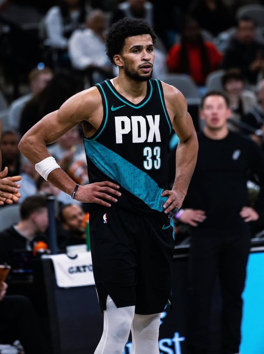 Nuit de tous les records pour Toumani Camara face aux Sixers :

🔸30 points (en 27 minutes)
🔸3 rebonds
🔸3 interceptions
🔸10/12 au tir
🔸8/10 à 3-points

La Belgique peut être très fière ! 🇧🇪