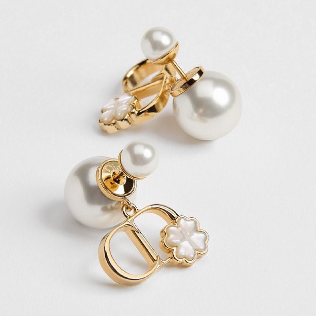 Dior earrings lucky charm สิ่งนี้น่ารักมากก หัวใจเจ็บ พรี🇯🇵 ถูกกว่าไทย 3-4 พันเลยล่ะใครจะจองคิวมาเล้ยวอร์มทีมรอแล้วค่า (วางวันแรก12/02)