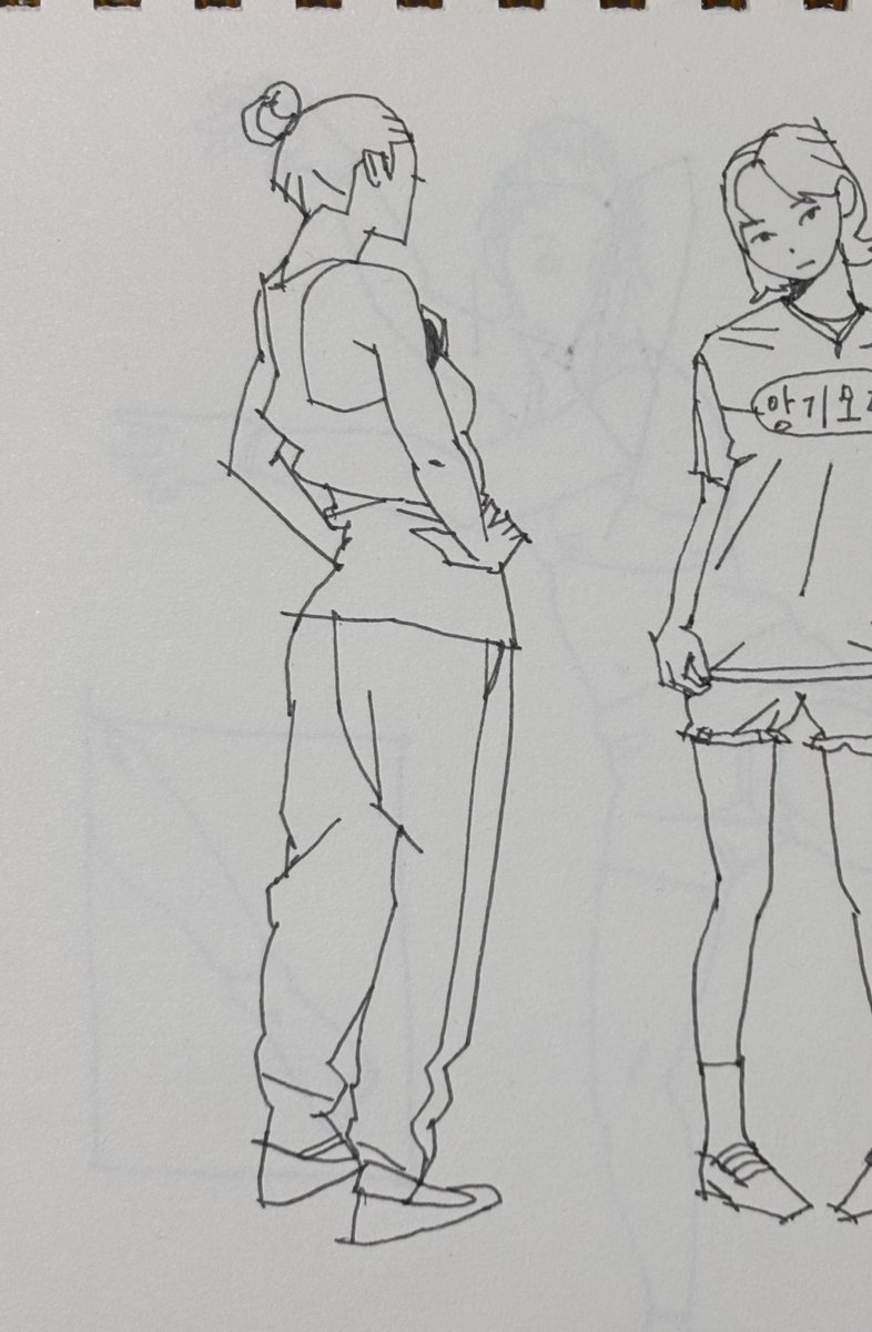 연필과 펜은 필기감이 완전히 달라 번갈아가며 쓰면 즐겁다.
연필은 쉭쉭! 이라면 펜은 직직~ 같은 느낌