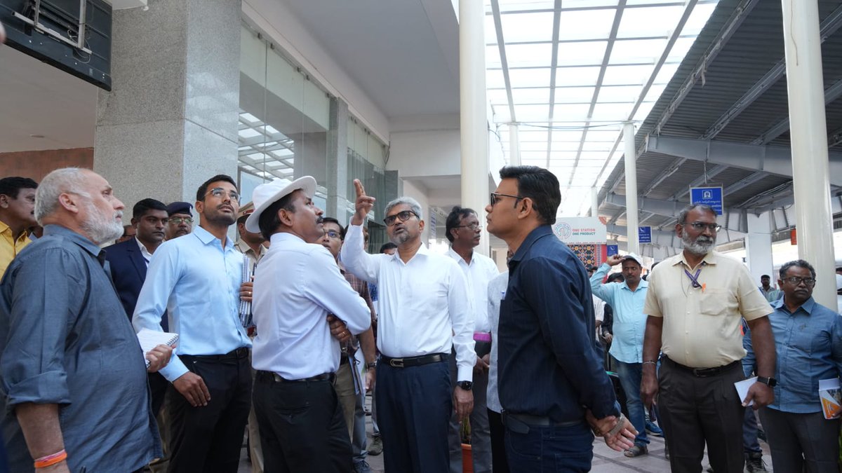 drmhyb's tweet image. Shri Sanjay Kumar Srivastava, GM/SCR; Inspecting Amrit Bharat Station works of Kurnool City Railway station, accompanied by Shri Santosh Kumar Verma, DRM/HYB; and other Branch Officials.
@railminindia @scrailwayindia @gmscrailway
#safetyinspection #safetyfirst #tracksafety