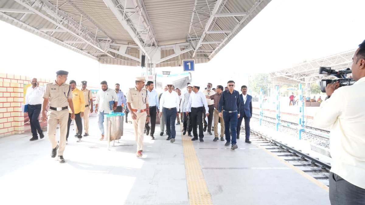 drmhyb's tweet image. Shri Sanjay Kumar Srivastava, GM/SCR; Inspecting Amrit Bharat Station works of Kurnool City Railway station, accompanied by Shri Santosh Kumar Verma, DRM/HYB; and other Branch Officials.
@railminindia @scrailwayindia @gmscrailway
#safetyinspection #safetyfirst #tracksafety