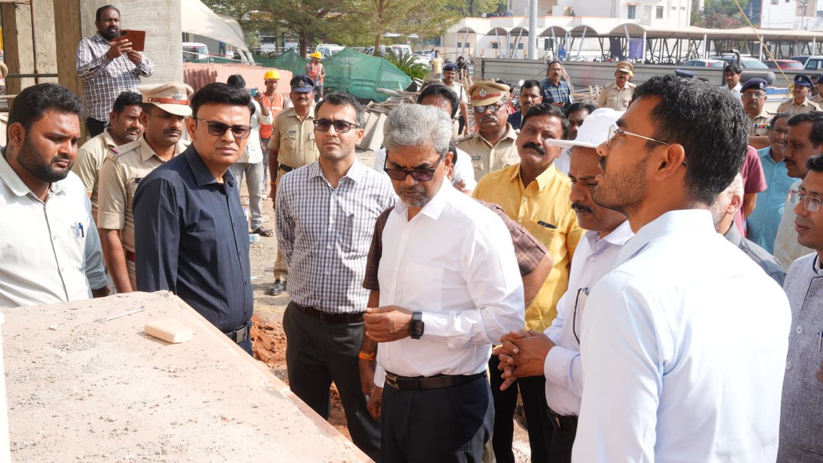 drmhyb's tweet image. Shri Sanjay Kumar Srivastava, GM/SCR; Inspecting Amrit Bharat Station works of Kurnool City Railway station, accompanied by Shri Santosh Kumar Verma, DRM/HYB; and other Branch Officials.
@railminindia @scrailwayindia @gmscrailway
#safetyinspection #safetyfirst #tracksafety