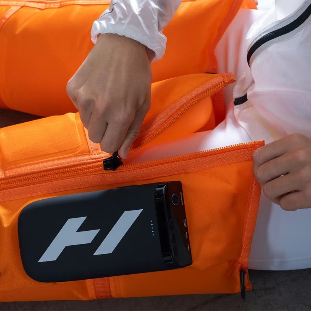 Hyperice X Nike ACG  ยกระดับวงการ Sports Science ไปอีกขั้น ด้วยการเดบิวต์ Normatec Elite เวอร์ชั่นพิเศษที่เห็นแล้วต้องร้องว้าว!  ดีไซน์ธีม "All-Conditions" ด้วยสีส้ม Signature ตัดกับสีดำสุดเท่ พร้อมประทับตรา Woven Patch แบรนด์คู่ที่ดู Iconic สุดๆ #NikeACG #Hyperice #Milan2026