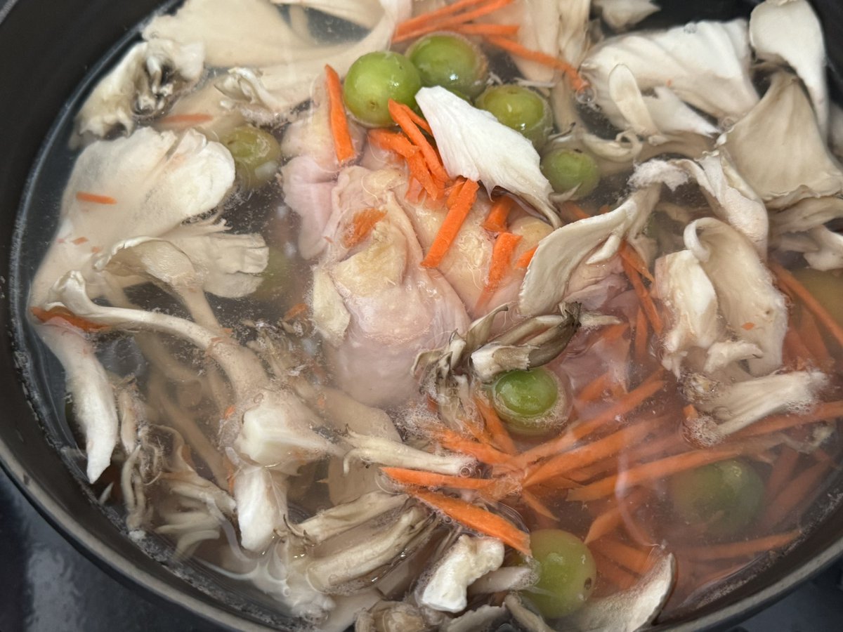 青いミニトマト入れて、スープ製作中。マスカットではありませんよー。