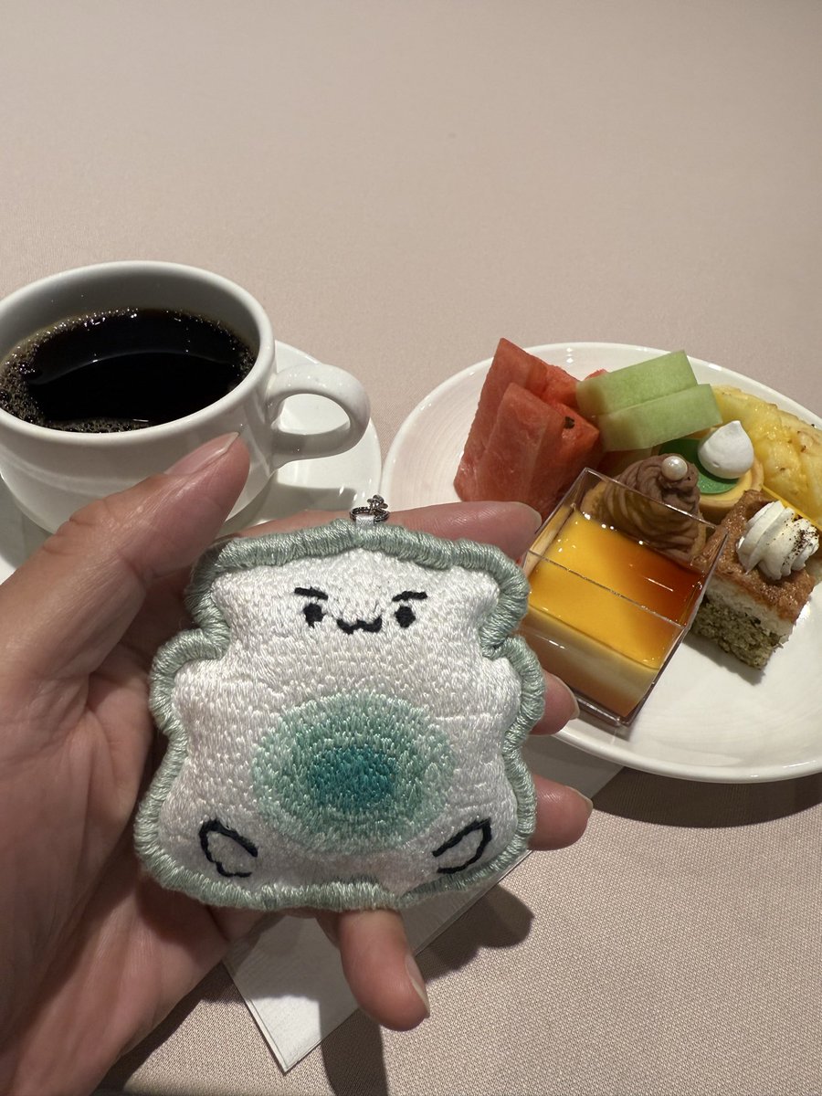 帝：好耶！吃飯時間到了。
我：真是的，ㄧ聽到吃飯，飛的比誰都快。咦？帝江，你真的要吃這麼多嗎？你是不是胖了一圈啊？
頭甩的跟波浪鼓一樣的帝江：梅油….
我：拜託，請把嘴巴裡的東西吃下去再說話吧。
怎麼沒聽說帝江這麼會吃啊？該不會被帝江吃垮了吧？
#蘭蘭你看 #小小帝江出任務