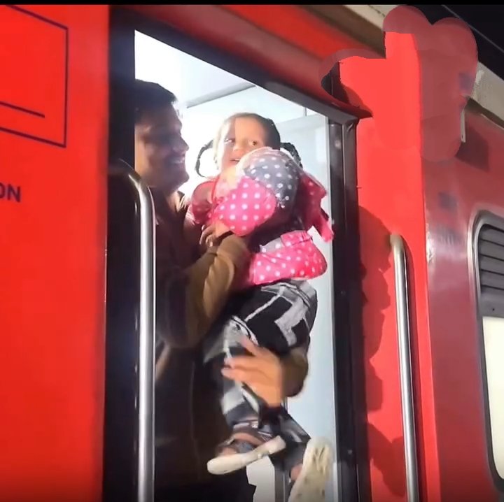 एक व्यक्ति पैसा कमाने  के लिए दूसरे शहर जा रहा था। 

वह ट्रेन के डिब्बे के दरवाजे पर खड़ा था, उसकी पत्नी और छोटी बेटी उसे छोड़ने स्टेशन तक आई थीं। 

जैसे ही बेटी ने पिता को दूर जाते देखा, वह रोने लगी, पिता से रहा नहीं गया

उसने बेटी को अपने पास बुलाया और गले से लगा लिया,पत्नी की