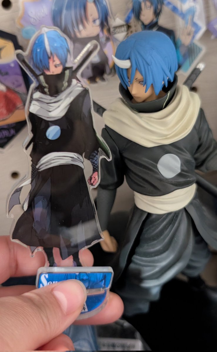 今ぼーと見てて気づいたんだけど
このフィギュアの配色この☘️先生のアクスタの配色なんだねー