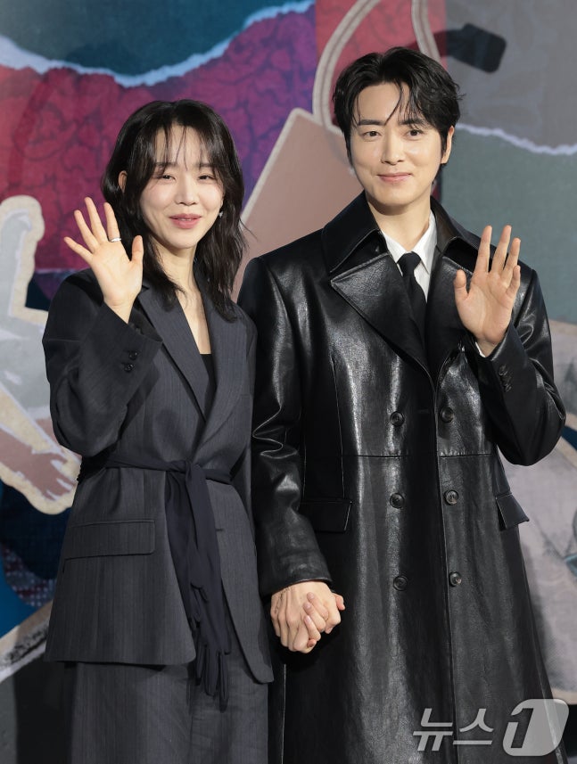 namgilwaifu's tweet photo. does it ever drive       just how fast the
you crazy                      the night changes

#이준혁 #신혜선 #레이디두아 #비밀의숲
#LeeJunHyuk #ShinHaeSun #TheArtOfSarah #SecretForest https://t.co/R9EmXHZOmU