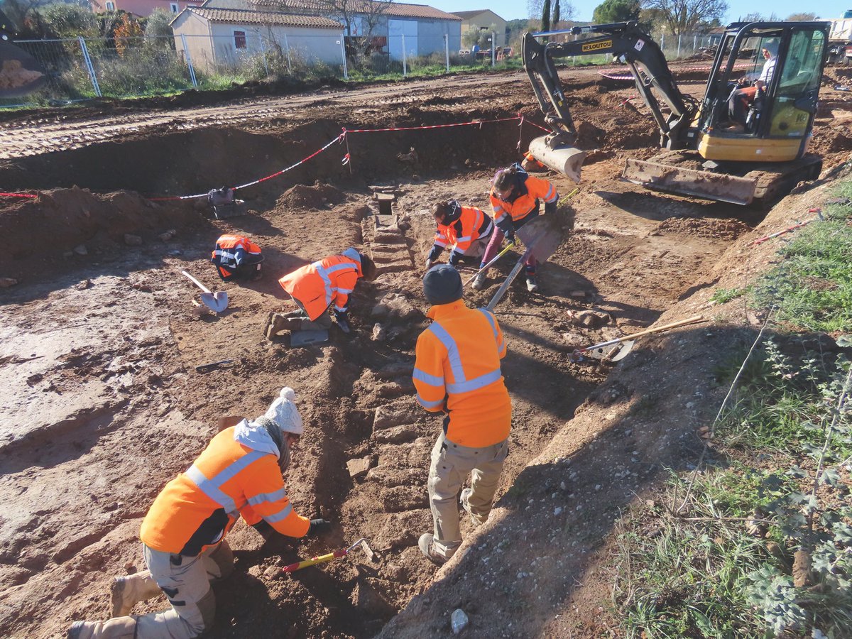 departement13's tweet photo. 🏚️ Nous construisons l’avenir… et révélons l’#histoire !
À Fuveau, les travaux de la liaison RD6-A8, ont révélé une villa #romaine du 1er siècle, illustrant les pratiques agricoles de l’époque. Ouvert au public avant d’être protégé, ce chantier montre notre engagement : bâtir l’avenir en préservant notre #patrimoine.
ℹ️ https://t.co/6aw5KpnXYR