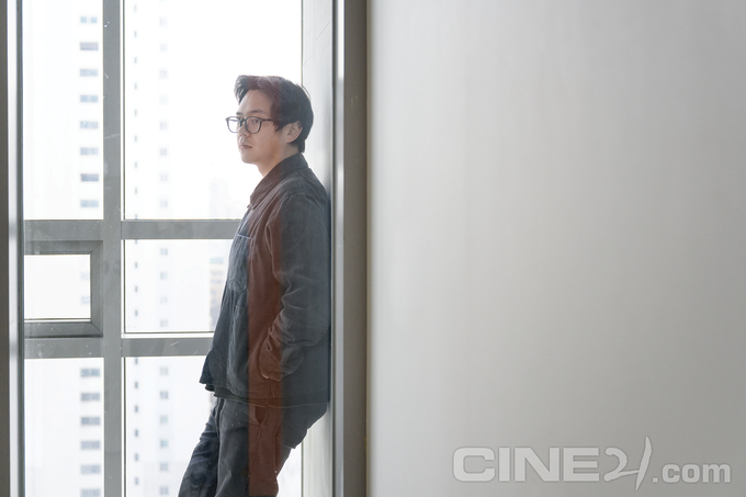 씨네21 | 더없이 신중한 창작의 태도 <겨울의 빛> 조현서 감독

"누구나 가족의 존재가 짐이 된다고 느끼는 시기가 한번쯤은 있을 것이다. (그걸 바라보는) 여러 기준점이 영화 안에 있으면 좋겠다고 생각했다."

cine21.com/news/view/?mag…