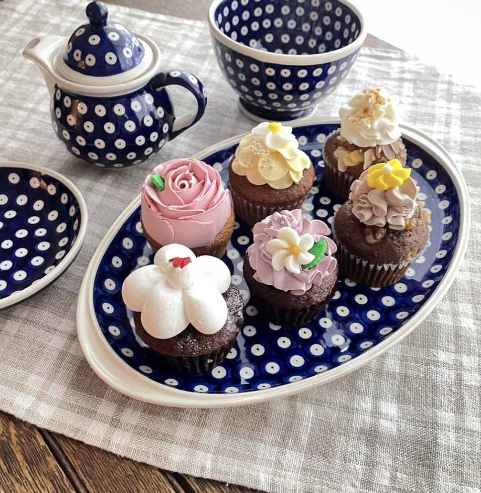 今日は #脂の木曜日 ポーランドでポンチキ（ドーナツ）を食べまくる日ですよ〜。
今日揚げ菓子を食べると「幸せを呼ぶ」とのことなので、ぜひみなさまもご一緒に脂の幸せを共に味わいませんか？