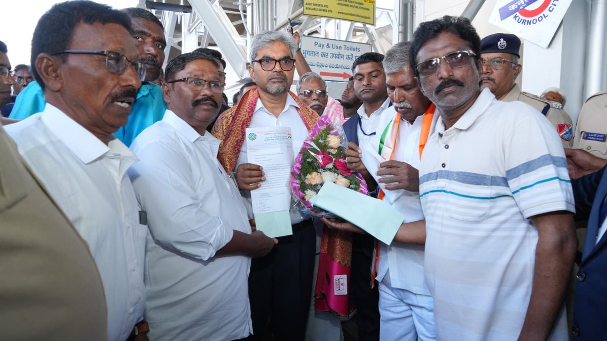 drmhyb's tweet image. Shri Sanjay Kumar Srivastava, GM/SCR; receiving various paper requests from public representatives at Kurnool City Railway station.
@railminindia @scrailwayindia @gmscrailway
#safetyinspection #safetyfirst #tracksafety