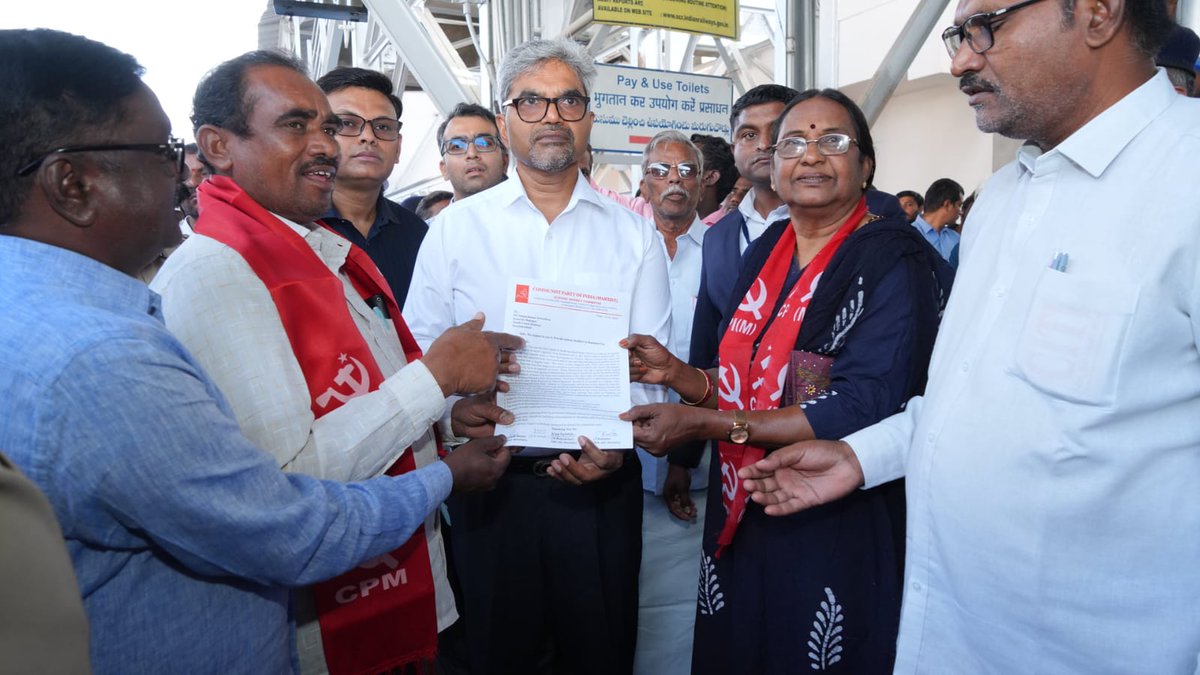 drmhyb's tweet image. Shri Sanjay Kumar Srivastava, GM/SCR; receiving various paper requests from public representatives at Kurnool City Railway station.
@railminindia @scrailwayindia @gmscrailway
#safetyinspection #safetyfirst #tracksafety