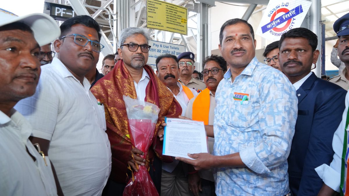 drmhyb's tweet image. Shri Sanjay Kumar Srivastava, GM/SCR; receiving various paper requests from public representatives at Kurnool City Railway station.
@railminindia @scrailwayindia @gmscrailway
#safetyinspection #safetyfirst #tracksafety