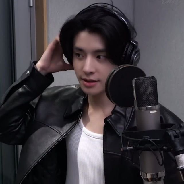 เจคบอกว่า หลังจากที่ทำแทร็กเสียงบรรยายเสร็จ เหลือเวลาอีก 30 นาทีเลยตัดสินใจลองทำอย่างอื่นดูเพราะอยากรู้ว่าตัวเองจะรู้สึกยังไง😭 สุดท้ายก็ได้ผลงานออกมาก็คือเพลง sleep tight ㅠㅠㅠ เจคเก่งมาก มีของ มีพรสวรรค์สุด ๆ ภูมิใจอะ⭐️💖